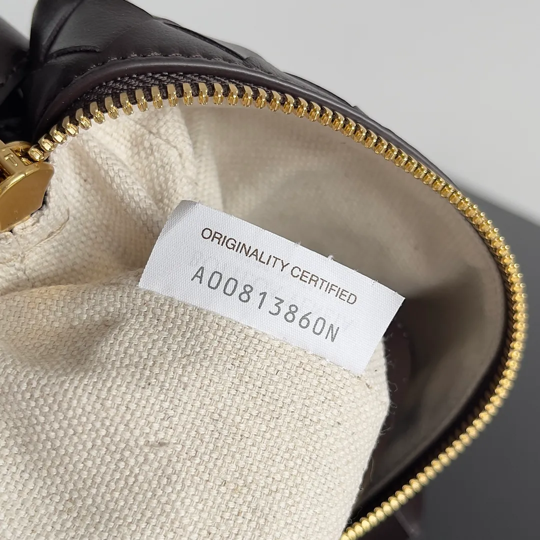 Batch 1360 BOTTEGA VENETA 2024 new loop is here! ! Many girls who like BV have owned the Loop bag. It has a simple appearance, classic weaving, and a compact and lightweight bag shape. This innovation continues the "camera bag" shape. Unlike the traditional Loop bag, which can only be worn as a crossbody bag, this innovation It can be carried by hand or cross-body, satisfying both the concave shape and daily needs. The oversized buckle can be folded and used as a handle. The sultry heat in summer ☀️ usually reduces people's desires. Having a lightweight bag will greatly enhance the happiness of traveling🫧 Style number: 796615 Size: 19*12*9cm